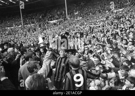 Photo du dossier datée du 26-04-1969 de Colin Bell de Manchester City tient la coupe FA avec des coéquipiers devant les fans de Manchester City au stade Wembley après avoir battu Leicester City 1-0. Banque D'Images