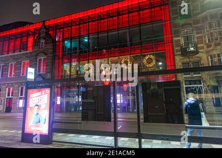 Nuit à la station de tramway avec des feux de Noël à Amsterdam, pays-Bas Banque D'Images