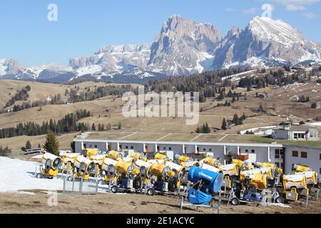 Une quantité de canons à neige jaune et bleu dans un domaine skiable vide dans les alpes Banque D'Images