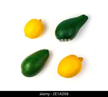 Avocats et citrons isolés sur fond blanc. Vue de dessus avec espace à copier. Banque D'Images