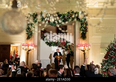 Le président américain Donald Trump et la première dame Melania Trump arrivent pour le Congressional ball dans le Grand foyer de la Maison Blanche le 10 décembre 2020 à Washington Banque D'Images