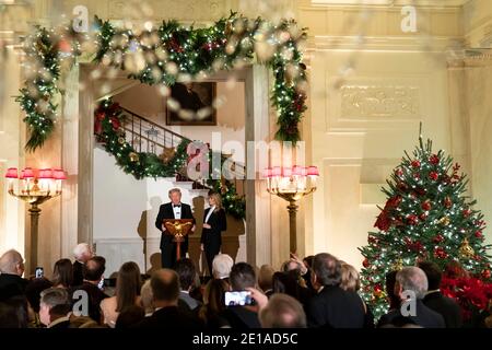 Le président américain Donald Trump et la première dame Melania Trump arrivent pour le Congressional ball dans le Grand foyer de la Maison Blanche le 10 décembre 2020 à Washington Banque D'Images