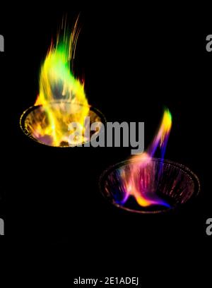 expérience chimique avec le feu. flammes multicolores dans l'obscurité. Banque D'Images