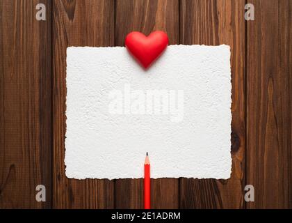 Vue de dessus de la Saint-Valentin arrière-plan avec coeur rouge et note papier fait à la main Banque D'Images
