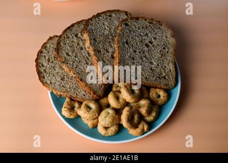 pain diététique aux céréales avec croûtons ronds, sur fond bleu Banque D'Images