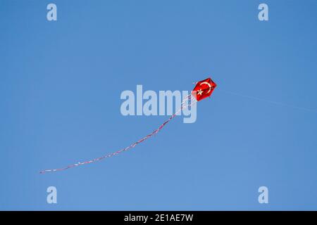 Un cerf-volant fait avec le drapeau turc flotte dans le Ciel en Turquie Banque D'Images