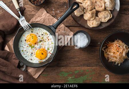 Œufs brouillés et boulettes sur fond de bois. Banque D'Images