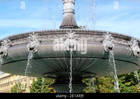 Schlossplatz est la plus grande place du centre-ville de Stuttgart et abrite le nouveau château qui a été construit entre 1746 et 1807. Banque D'Images