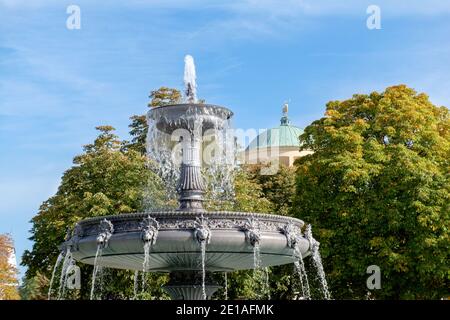 Schlossplatz est la plus grande place du centre-ville de Stuttgart et abrite le nouveau château qui a été construit entre 1746 et 1807. Banque D'Images