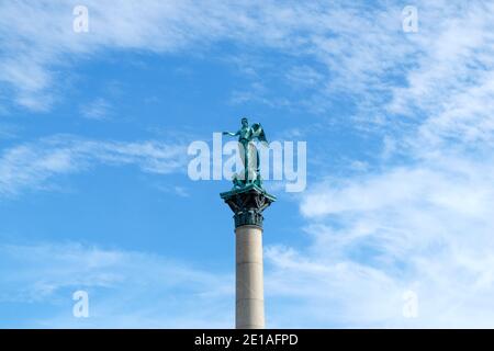 Jubiläumssäule, Jubilee Column sur le parc Schlossplatz dans le centre-ville de Stuttgart vers le Koenigsbau Passagen un bâtiment historique Banque D'Images