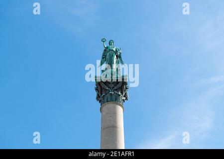 Jubiläumssäule, Jubilee Column sur le parc Schlossplatz dans le centre-ville de Stuttgart vers le Koenigsbau Passagen un bâtiment historique Banque D'Images