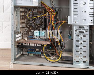 Varna, Bulgarie, 19 décembre 2020. À l'intérieur de l'ancien système PC poussiéreux, ouvrez-le avant de le nettoyer sur un bureau. Maintenance régulière de l'ordinateur personnel. Banque D'Images