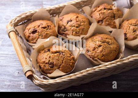 Muffins au sarrasin faits maison avec fruits secs dans un panier sur une table en bois, foyer sélectif Banque D'Images