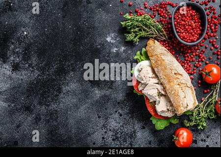 Sandwich avec pâté de foie de morue, arugula, tomate, œuf et herbes. Arrière-plan noir. Vue de dessus. Copier l'espace Banque D'Images