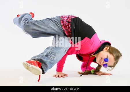 petite fille dans une position difficile de breakdance Banque D'Images