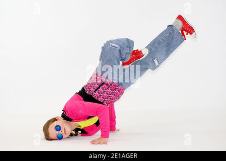 petite fille dans une position difficile de breakdance Banque D'Images