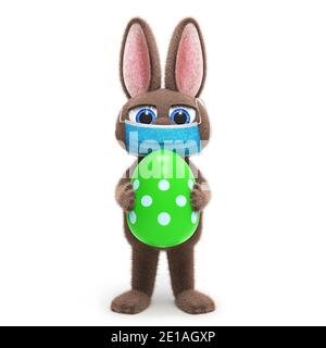 Mignon lapin de pâques tenant un oeuf coloré décoré avec des ornements et des masques chirurgicaux pour prévenir l'infection corona COVID-19, isolé sur fond blanc Banque D'Images