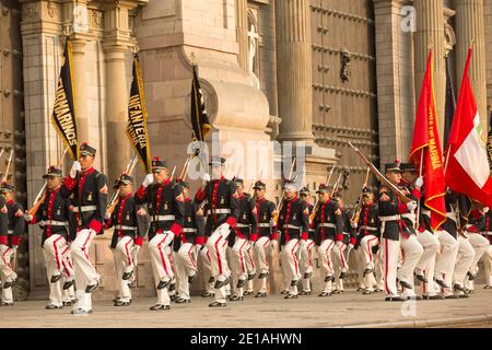 Les soldats participent à la cérémonie de la relève de la garde Sur la Plaza de Armas Banque D'Images