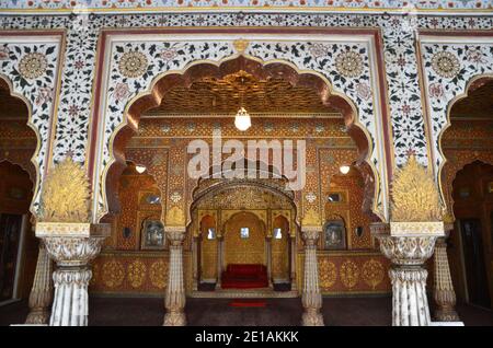 Trône rouge à l'intérieur du fort Junagarh à Bikaner, Rajasthan Banque D'Images