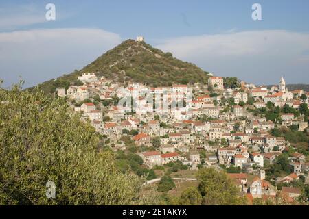 Le village méditerranéen de Lastovo, sur l'île croate de Lastovo, entouré de collines et de verdure Banque D'Images