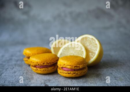 biscuits macaroni au citron jaune sur fond gris Banque D'Images