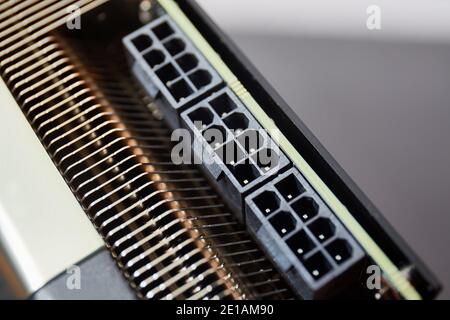 Carte graphique avec de nombreux connecteurs d'alimentation à 8 broches Banque D'Images