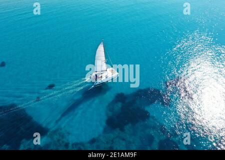 Catamaran naviguant sur les eaux turquoises Banque D'Images