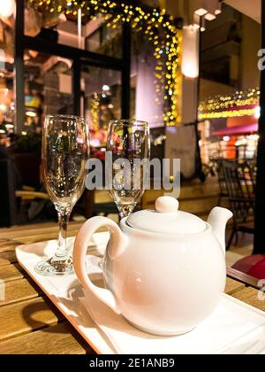 Deux verres à vin vides dans un restaurant. Banque D'Images