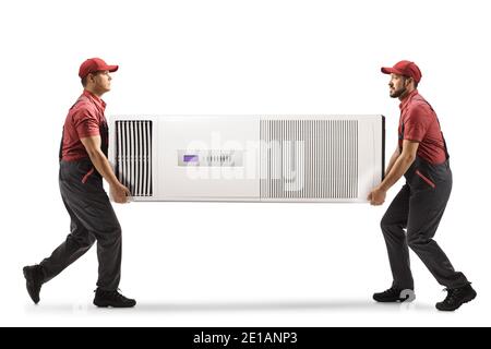 Travailleurs transportant une unité de climatisation portable autonome isolée sur fond blanc Banque D'Images