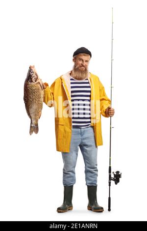 Portrait d'un pêcheur tenant une canne à pêche et un poisson-carpe isolé sur fond blanc Banque D'Images