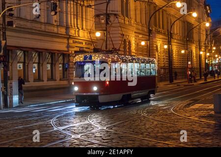 PRAGUE - 30 décembre : tramway T3 avec décoration de Noël et lumières dans la rue entre le Théâtre national et le café Slavia le 30 décembre 2020 à Prag Banque D'Images