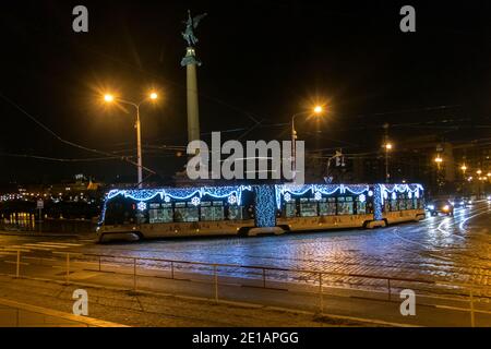 PRAGUE - décembre 30: Tram Skoda 15T avec décoration de Noël et lumières dans les environs du Théâtre national le 30 décembre 2020 à Prague, Banque D'Images