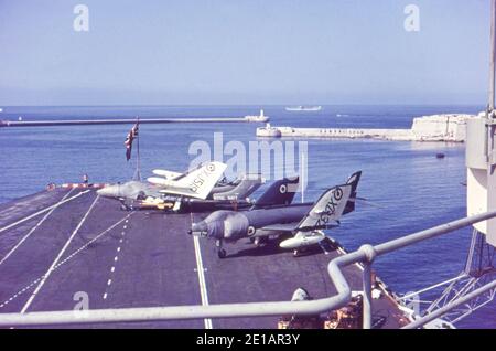 De Havilland Sea Vixen FAW1, XJ519, et Supermarine Scimitar F1, XD32?, sur le pont de vol du HMS Ark Royal. Grand Harbour, Valletta, Malte. Novembre 1960. Numérisé à partir d'un film pour diapositives. Banque D'Images