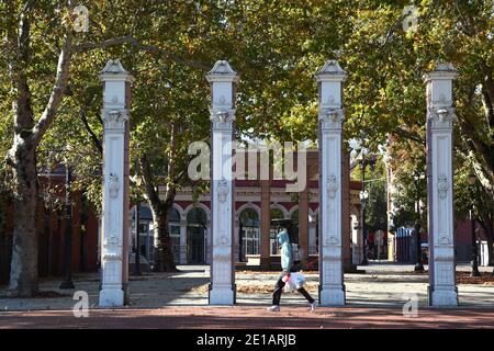 Portland, Oregon - 0ct, 26, 2020: Image éditoriale - vue générale des colonnes de la place Ankeny dans le centre-ville de Portland à l'automne. Banque D'Images