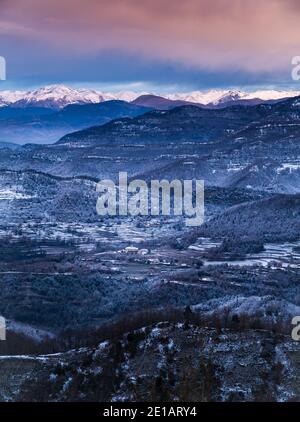 Hiver enneigé paysage montagneux sur un lever de soleil froid. Paysage glacé avec du givre. Chaîne de montagnes de Bellmunt, Osona, Catalogne, Espagne avec Pyrénées Banque D'Images