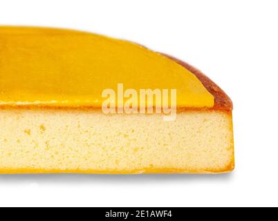 Gros plan d'un gâteau demi-lune au citron isolé sur fond blanc. Banque D'Images