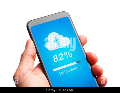 Main tenant le Smart Phone chargé sur le Cloud. Banque D'Images