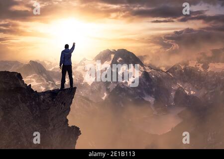 Aventure magique de fantaisie composite de l'homme randonnée au sommet d'une montagne rocheuse Banque D'Images