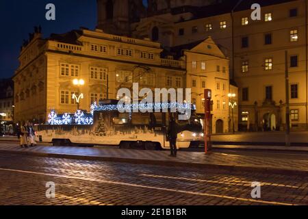 PRAGUE - 30 décembre : tramway de maintenance Tatra T3 avec décoration de Noël place de la République le 30 décembre 2020 à Prague, République Tchèque. Château de Prague Banque D'Images