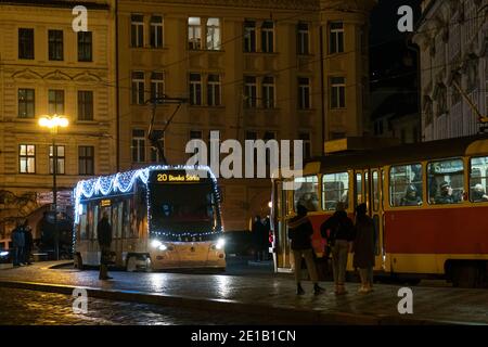 PRAGUE - 5 janvier : tram Skoda 15T avec décoration de Noël le 5 janvier 2021 à la place Malostranske, Prague, République Tchèque. Banque D'Images