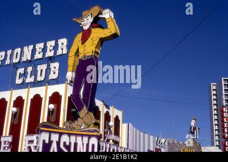 Panneau de cow-boy Neon au Pioneer Club Casino sur Fremont Street à Las Vegas, Nevada vers les années 1970 Banque D'Images