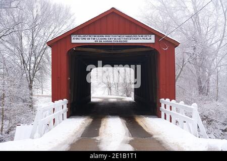 Pont couvert de rouge dans l'Illinois rural lors d'un matin d'hiver brumeux. Princeton, Illinois. Banque D'Images