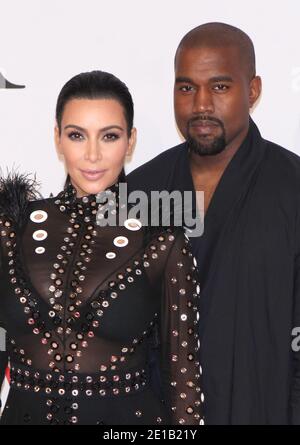 **PHOTO DE FICHIER** Kim Kardashian et Kanye West se seraient dirigés vers le divorce. NEW YORK, NY - 1er JUIN : Kim Kardashian et Kanye West au CFDA Fashion Awards 2015 à Alice Tully Hall, Lincoln Center à New York le 1er juin 2015. Crédit: Diego Corredor/MediaPunch Banque D'Images