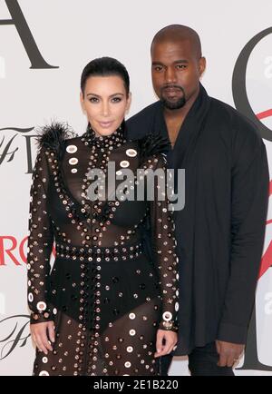 **PHOTO DE FICHIER** Kim Kardashian et Kanye West se seraient dirigés vers le divorce. NEW YORK, NY - 1er JUIN : Kim Kardashian et Kanye West au CFDA Fashion Awards 2015 à Alice Tully Hall, Lincoln Center à New York le 1er juin 2015. Crédit: Diego Corredor/MediaPunch Banque D'Images