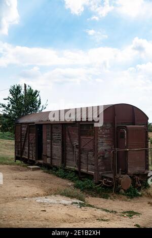 Un vieux train en bois Wagon au milieu d'un Wild West Farm Banque D'Images