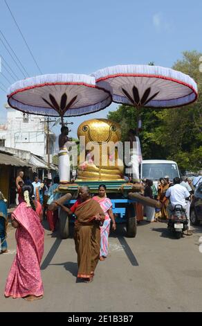 Sthalasayana Peruma procession de voiture de temple dans les rues de Mahabalipuram, Tamil Nadu, Inde. Banque D'Images