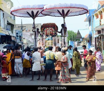 Sthalasayana Peruma procession de voiture de temple dans les rues de Mahabalipuram, Tamil Nadu, Inde. Banque D'Images