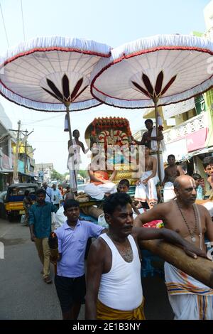 Sthalasayana Peruma procession de voiture de temple dans les rues de Mahabalipuram, Tamil Nadu, Inde. Banque D'Images