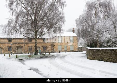 Les grandes Almshres le long de la voie de l'église dans la neige de décembre. Burford, Cotswolds, Oxfordshire, Angleterre Banque D'Images