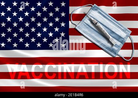 La vaccination COVID-19 aux États-Unis concept avec masque facial et vaccin à aiguille à seringue sur le drapeau américain. Banque D'Images